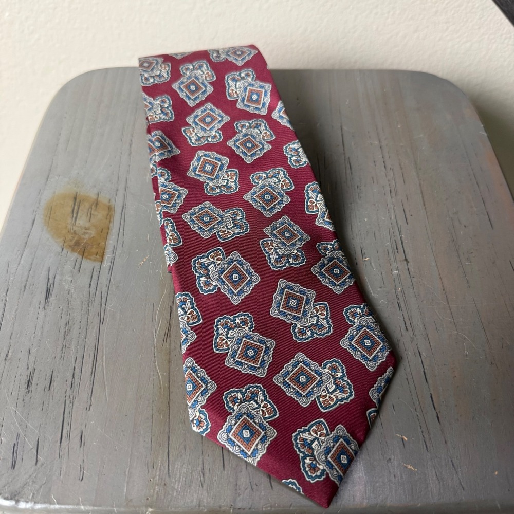 Wembley Men's 100% Silk Tie Burgundy Blue Geometric Medallion Vintage